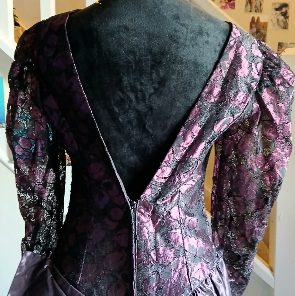 Vintage Loralie Long Sleeve Lace Dress in Deep Purple - Picture 4 of 4